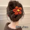 Um grampo de cabelo estiloso e versátil para mulheres, apresentando um design de bico de pato que não pressiona a parte de trás da cabeça, perfeito para criar penteados elegantes no outono e inverno.