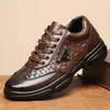 Nuevos zapatos de hombre de primavera, zapatos de cuero de punta redonda de alta gama, tendencia de moda, suela blanda, transpirables, zapatos casuales de negocios y deportivos
