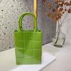 2025 Verano Nuevo Bolso de Gelatina de PVC Bolso de Mano a Cuadros Vertical para Mujer Bolso de Gran Capacidad Casual Color Caramelo Bolsa de Compras