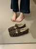 Zapatos Mary Jane de felpa con aumento de altura interior estilo francés 2026 Invierno retro lunares punta cuadrada boca poco profunda cálidos zapatos de una sola capa zapatos de algodón con pelo