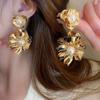 Pendientes de hoja de metal exagerados con diseño transfronterizo europeo y americano, pendientes de lujo retro de alta gama, pendientes de viento frío para mujer