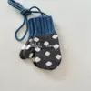 Luvas de Ponto de Bolinha Quentes e Fofas Outono/Inverno 2026 para Meninos e Meninas Bebê Estilosas à Prova de Vento de Pelúcia com Cordão para Pendurar no Pescoço
