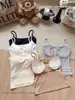 Camisola estilo quadrinhos com efeito realçador de busto, apresentando alças finas e um lindo design nas costas. Vem com bojos removíveis, eliminando a necessidade de usar sutiã