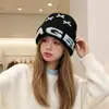 Gorro de alta calidad de mezcla de lana coreana, perfecto para otoño e invierno, hace que tu cara se vea más pequeña, presenta un patrón de jacquard con letras y tiene un ajuste holgado y cómodo