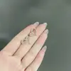 Brincos de coração ocos simples estilo coreano cravejados de diamantes design de nicho moda personalidade requintada tendência acessórios de ouvido versáteis