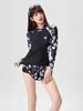 Traje de Baño de Dos Piezas de Manga Larga Estilo Nuevo con Protección Solar para Mujer, Adelgazante y Favorecedor de la Figura, con Estampado de Retazos y Cierre, Diseño Conservador para Vacaciones en Aguas Termales