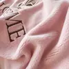 Juego de cama de cuatro piezas estilo Chanel, terciopelo de leche mate para invierno, bordado, engrosado, forro polar de doble cara, alta densidad, funda de edredón 4