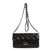 2026 Nuevo Bolso de Cadena Acolchado de Diamantes en Cuero Aceitado y Encerado para Mujer Bolso Cuadrado Pequeño Retro de Alta Gama para Hombro Único o Cruzado Versátil para Viajes