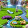 Paisaje en miniatura, diorama de resina estilo vintage con un faro del Lago Oeste, un pozo, un estanque, un pequeño puente, agua corriente y un prado.