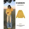 Jaqueta Moletom Amarelo Gengibre com Ombro Caído Feminino Top Cropped com Capuz Outono Inicial 2026 Novo Estilo Coreano Roupa de Outono