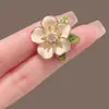 Broche Flor Dulce Mori Aleación Incrustado de Diamantes Flor de Gardenia Perla Ramillete Accesorios Lindos Hebilla de Presión Antideslizante para Mujer
