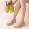 Nuevas Zapatillas Planas Antideslizantes para Madres de Mediana Edad Baotou Zapatillas Baotou Cuero Sintético Tacón Medio Zapatos con Agujeros Para Uso Exterior Zapatillas de Mujer