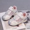 2026 Novos Tênis Esportivos de Malha para Meninas Estampa de Desenho Animado Fofa Fecho de Velcro Solado Macio Moda Casual Infantil para Meninas