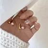 Brincos de pérolas de metal minimalistas para mulheres 2024 Novo design de nicho Brincos de luxo leves e minimalistas para o outono e inverno na moda