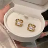 Brincos de Tarraxa Flor de Pérola Zircônia Estilo Retro Francês para Mulheres Design de Nicho de Alta Qualidade Brincos Elegantes Versáteis Acessórios de Orelha