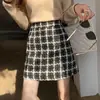 Foto real de saia curta xadrez estilo francês levemente maduro para outono de 2026, para mulheres baixinhas, saia bodycon evasê emagrecedora estilo Chanel