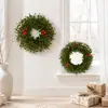 Corona de Navidad artificial con ciprés de bolas pequeñas, bayas rojas artificiales y piñas, colgador de puerta simple, disponible en dos tamaños, decoración navideña básica