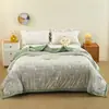 Colección de otoño 2026: una colcha suave, fresca, de terciopelo de leche hecha de algodón lavado con una superficie texturizada, lavable a máquina, adecuada para dormitorios estudiantiles, tamaño individual, y hecha de fibra