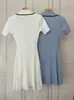 SP2025 verano nuevo elegante contraste blanco y negro color solapa pequeña manga corta cintura corta manga corta vestido de punto mujer
