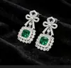 Brincos de prata S925 com esmeralda cultivada, design em formato de laço com pedras coloridas incrustadas, brincos longos de luxo leve para mulheres