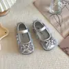 Sapatos de couro infantis 2026 novo estilo primavera-verão para meninas, sapatos elegantes de princesa, sapatos da moda e doces de sola macia para bebês meninas