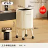 Papelera de patas altas para uso doméstico, no necesita agacharse, gran capacidad, con ruedas, móvil, sala de estar cocina, estilo color crema, venta al por mayor