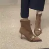 2026 Novas Botas Curtas Marrons de Salto Alto Estilo Coreano Retrô em Couro Macio e Camurça para Mulheres com Salto Agulha e Design de Bico Fino Botas da Moda