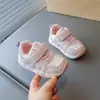 Sapatos Infantis 2026 Outono Novo Sapatos Individuais Funcionais Versáteis para Crianças Pequenas Meninas Bebê Antiderrapantes Respiráveis Sapatos de Caminhada Infantis