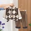 Traje engrosado con forro de polar para niños en invierno ropa de otoño e invierno para bebés niños chaleco de cuadros de diamante traje de tres piezas estilo universitario de invierno