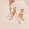 Pendientes de borla de flor de concha blanca transfronterizos europeos y americanos con perlas, pendientes de estilo de corte francés, pendientes ligeros y lujosos con un toque de alta gama