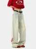 Calça jeans retrô vermelha com três listras oblíquas, estilo americano, com visual urbano, corte reto e costura lateral. Calça moderna e estilosa.