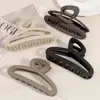 Pinza para el Cabello Grande Minimalista con Acabado de Alta Gama para Mujer, Adecuada para Peinados Recogidos en la Parte Trasera de la Cabeza, con un Diseño de Pinza de Tiburón Semicircular Mate de Yiwu