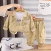 Conjunto de Roupa Masculina de Manga Longa para Primavera 2026 Novo Casaco Casual de Primavera e Outono Cardigan Estiloso Infantil Conjunto de Três Peças Tendência