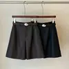 Pantalones cortos de pierna ancha de cuero PU negro estilo minimalista old money, otoño, corte holgado, adelgazantes, moda versátil, casual, de longitud media
