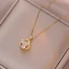 Collar para mujer estilo japonés y coreano transfronterizo copo de nieve mismo estilo micro-incrustado flor circonita conjunto giratorio traje collar de acero de titanio al por mayor
