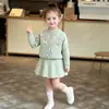 Vestido suéter para meninas, novo estilo outono/inverno, com grandes estampas geométricas e um laço, um vestido de princesa doce e estiloso para meninas pequenas