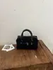 Nueva bolsa tipo Boston de color block retro 2026 para mujer, con una lujosa textura de terciopelo, y diseñada como un bolso tote, bolso de hombro o bolso cruzado versátil para el trabajo.