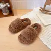 Chinelos peludos estilosos e minimalistas para mulheres, projetados para uso externo, nova coleção outono/inverno 2026, modernos e versáteis, chinelos peludos confortáveis de uma tira para mulheres
