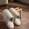Chinelos de Algodão Impermeáveis em PU para Mulheres Outono Inverno Temporada 2026 Novo Estilo Internos Casa Com Pelúcia Quente Antiderrapantes para Chão para Mulheres