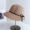 Chapéu de Pescador Minimalista Estilo Commuter Grande na Frente e Pequeno Atrás para Mulheres, Chapéu de Palha de Verão com Proteção Solar e Laço Fino de PU, Chapéu de Sol