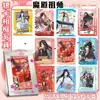 Bolsa de la Suerte de Celebridad Ju Jingyi Paquete de Regalo con Insignias de Arena Movediza, Billetes Usados, Tarjetas Holográficas, Postales y Tarjetas Fotográficas Venta al por Mayor