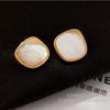 Aretes de botón de plata S925 chapados en oro cobre aguja de plata S925 Corea del Sur geométricos simples retro concha personalidad temperamento aretes de moda 1796