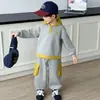 Conjunto para Menino 2026 Nova Moda Primavera Estiloso e Tendência Moletom com Capuz para Bebê Conjunto Esportivo de Duas Peças para Primavera e Outono Infantil