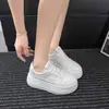Sapatos casuais super bonitos de sola grossa para aumentar a altura para mulheres baixinhas 2026 novos sapatos confortáveis para os pés sapatos brancos para mulheres