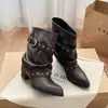 Lan Gui~Botines Cortos Occidentales Plisados Fruncidos de Nuevo Estilo 2026 para Mujer con Tacón Oculto, Hebilla, Punta Fina y Remaches, Botín de Pantalón