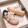Zapatillas Bajas para Niños Modelo Nuevo 2026 Primavera y Otoño para Niños Mayores, Zapatillas de Entrenamiento Alemanas de Doble Correa, Zapatos Casuales Transpirables de Suela Suave