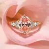 Anillo de estilo vintage color rosa-naranja padparadscha con brillo de atardecer, incrustado con diamantes de alto carbono, anillo de boda de cuerda retorcida color huevo de paloma para mujer