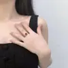 Anéis de Novo Estilo Transfronteiriços para Mulheres Anel de Quatro Garras Simples Popular Suporte para Anel Transmissão ao Vivo Tendência Anel de Rubi Sintético Joias Atacado
