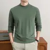 Camiseta básica de manga larga con cuello redondo para hombre, una prenda casual moderna y versátil para primavera y otoño, con un diseño de bloques de color