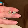 Mismo Estilo que los Pendientes de Estrella de Cuatro Puntas Hielo Triturado Incrustados con Diamantes Color Oro Arena de la Tienda de Oro Puzuo, Pendientes Retro de Lujo Ligero Vintage, Regalo para Novia